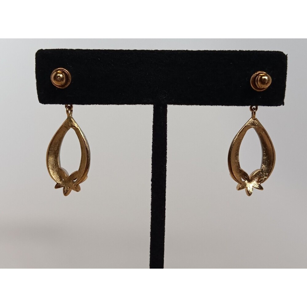 Vintage Crown Trifari White Enamel & Goldtone Dangle Earrings 1.25 in - Picture 6 of 16